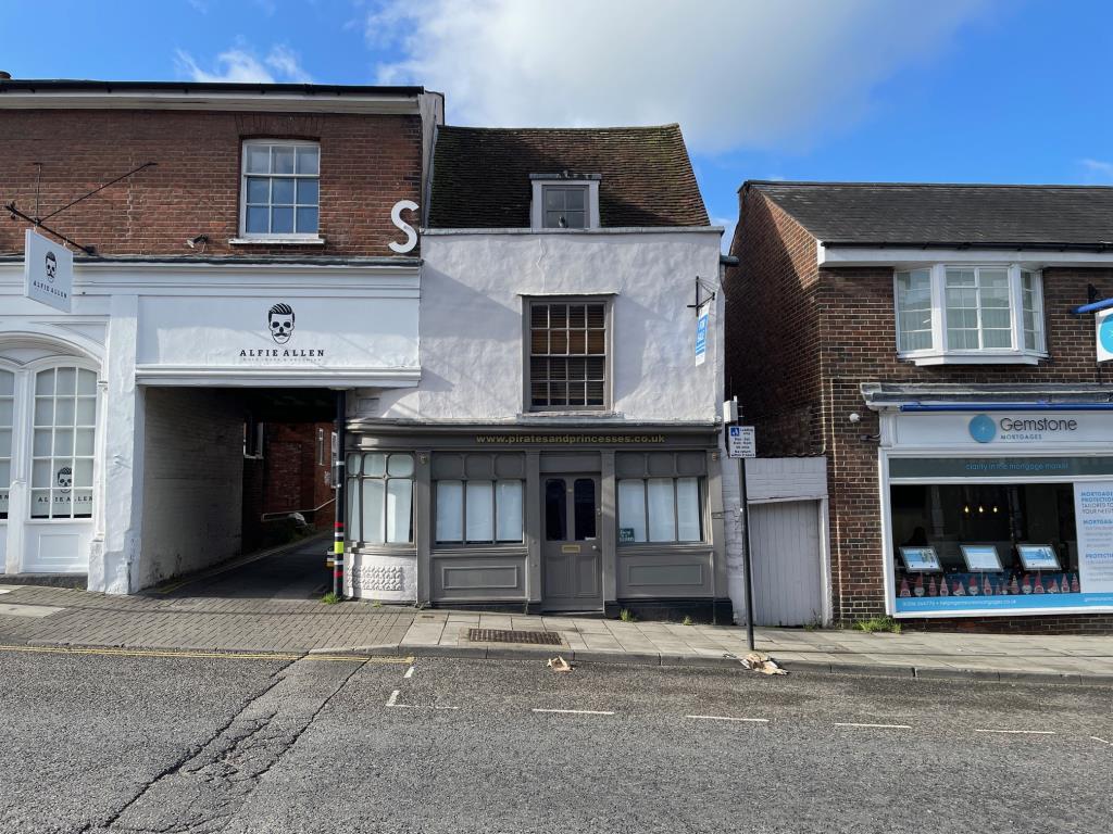 Lot: 50 - VACANT CITY CENTRE COMMERCIAL PREMISES WITH FORMER RESIDENTIAL USE ABOVE - Front view of 37 North Hill Colchester
